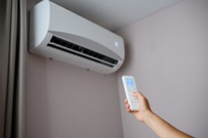 エアコンの電源が入らない原因は？故障判断と対処法を解説
